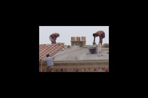 Mallorca builders tiling a roof